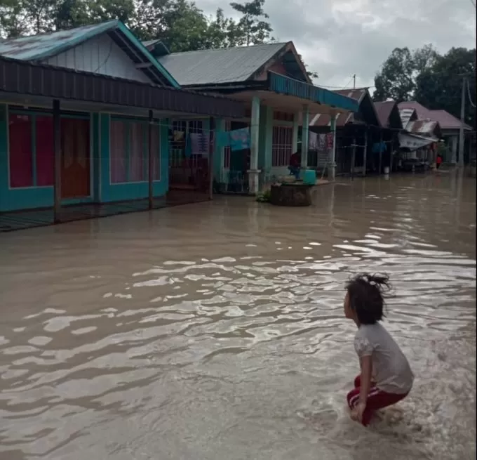 TERGENANG: Beberapa pemukiman warga di Kelurahan Tambarangan Kecamatan Tapin Selatan terdampak banjir. | FOTO: LURAH TAMBARANGAN FOR RADAR BANJARMASIN.