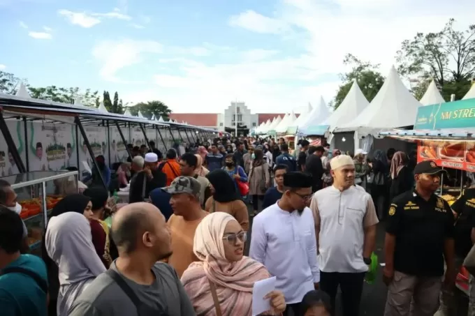 SESAK: Warga memadati kawasan pasar wadai atau Banjarbaru Ramadan Festival tahun 2023 di Lapangan dr Murdjani, Kota Banjarbaru. (MC Banjarbaru untuk Radar Banjarmasin)