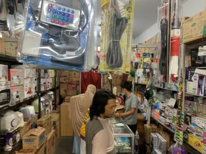 LARIS: Karyawan Toko Timbul Barokah di Jalan S Parman sedang memprogram STB yang dibeli warga.