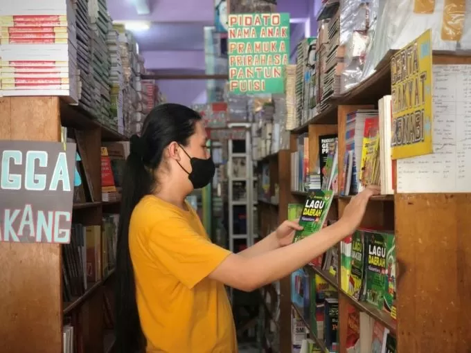 MAKIN SEPI: Kawasan toko buku di Jalan Hasanuddin HM, Banjarmasin Tengah. Di sini sekarang hanya menjual buku teks pelajaran sekolah, kamus, dan kitab agama. | FOTO: TIA LALITA NOVITRI/RADAR BANJARMASIN