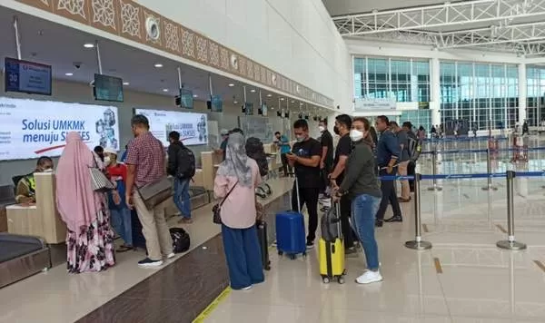 TERMINAL KEBERANGKATAN: Calon penumpang check in di terminal keberangkatan Bandara Syamsudin Noor, Banjarbaru, beberapa waktu lalu. | FOTO: SUTRISNO/RADAR BANJARMASIN