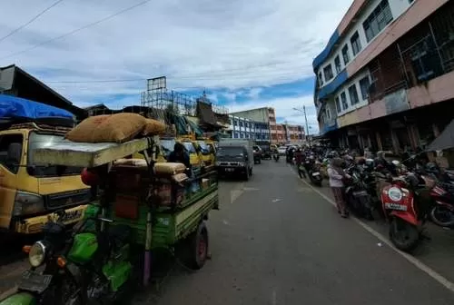 SUDAH DITANGANI: Suasana parkir kendaraan bermotor di kawasan Pasar Lima, Kecamatan Banjarmasin Tengah, kemarin (28/3) siang. | FOTO: WAHYU RAMADHAN/RADAR BANJARMASIN