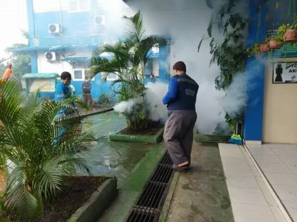 SEMPROT ASAP: Petugas Dinkes Kota Banjarbaru saat melakukan pengasapan di salah satu gedung sekolah. | Foto: Dinkes Banjarbaru untuk Radar Banjarmasin