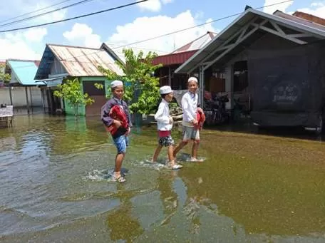 HIJAU DAN LICIN: Banjir di Desa Sungai Rangas Kecamatan Martapura Barat Kabupaten Banjar, dipotret Jumat (24/3). | FOTO SUTRISNO/Radar Banjarmasin