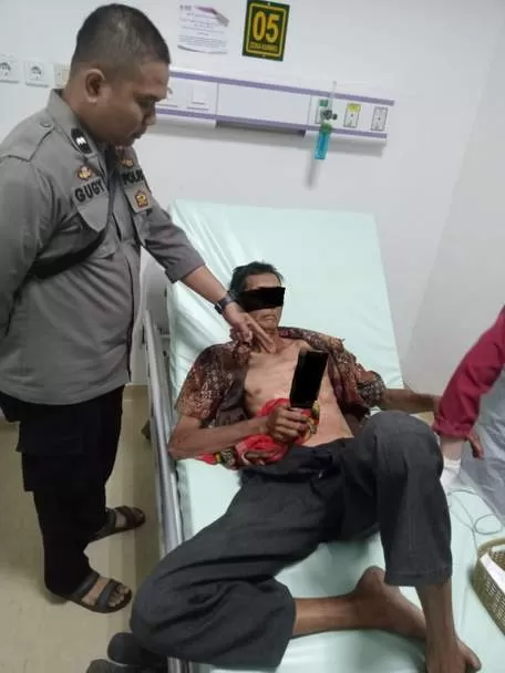 DIRAWAT: Ramli dievakuasi ke rumah sakit setelah dibacok seorang pemuda mabuk. | FOTO: HUMAS POLRES HSS
