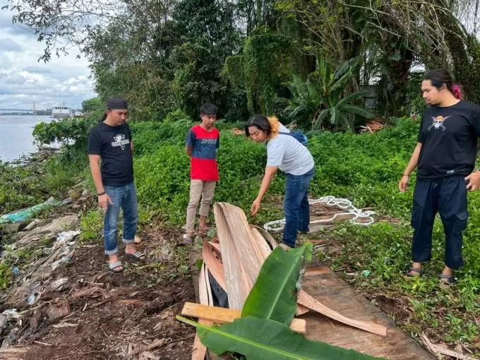 DITUTUP DAUN PISANG: Penemuan mayat Yanti Prihatin di Sungai Barito, dekat Jembatan Barito, Kabupaten Barito Kuala pada 16 Desember 2022. | FOTO: MAUALANA/RADAR BANJARMASIN