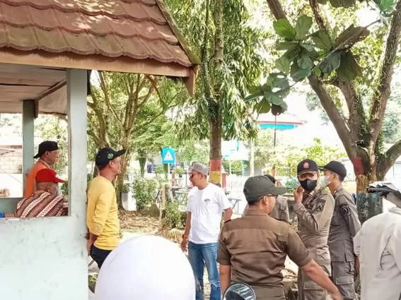 PENERTIBAN: Satpol PP dan Damkar Kabupaten HSS saat menegakkan Perda Ramadan. | FOTO SATPOL PP DAN DAMKAR HSS.