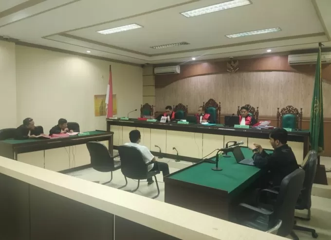 DAKWAAN: Sidang pembacaan tuntutan terhadap terdakwa kasus PT Kodja di Pengadilan Tipikor Banjarmasin, Selasa (11/4). | FOTO: M OSCAR FRABY/RADAR BANJARMASIN
