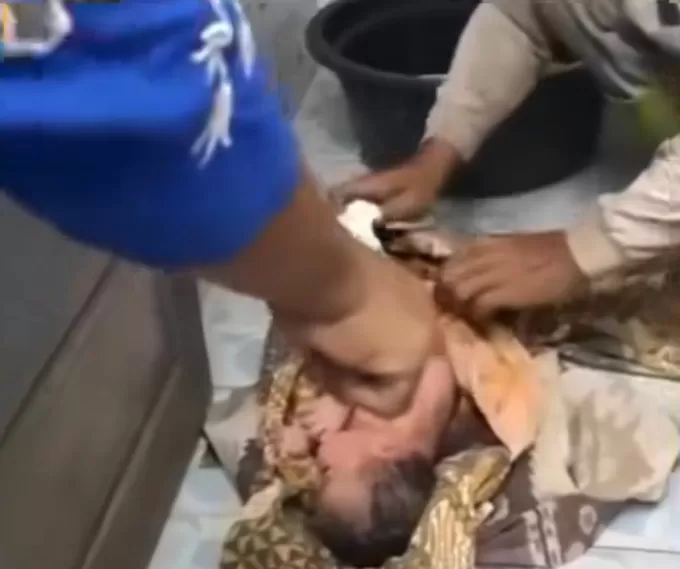 BARU LAHIR: Bayi yang diperkirakan berusia sehari ditemukan di wc Musala Baitul Amin, Desa Rejo Winangun, Kecamatan Karang Bintang, Tanah Bumbu, Jumat (14/4) pagi. (FOTO: TANGKAPAN LAYAR VIDEO INSTAGRAM TANAHBUMBUINFO)