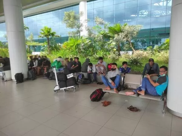 MULAI RAMAI: Pemudik mulai memadati Bandara Syamsudin Noor di Banjarbaru, Jumat (14/4) kemarin. | FOTO SUTRISNO/RADAR BANJARMASIN