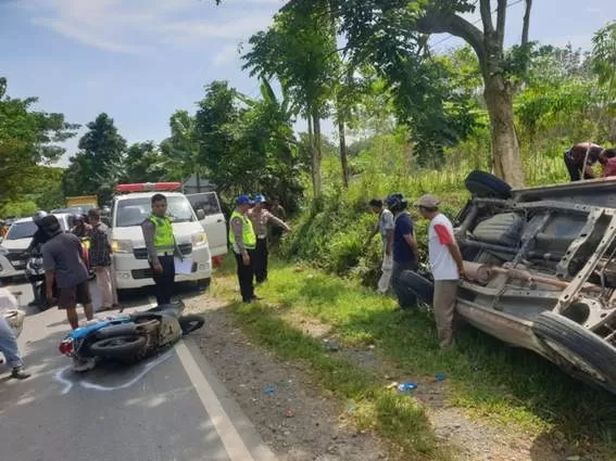 LAKA MAUT : Petugas unit laka lantas melakukan olah TKP di lokasi kecelakaan di Desa Tampang, Kecamatan Pelaihari, Rabu (19/4). | FOTO SATLANTAS POLRES TALA UNTUK RADAR BANJARMASIN.