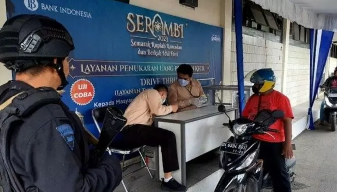 UANG: Suasana penukaran uang Drive Thrue Bank Indonesia pada Ramadan kemarin