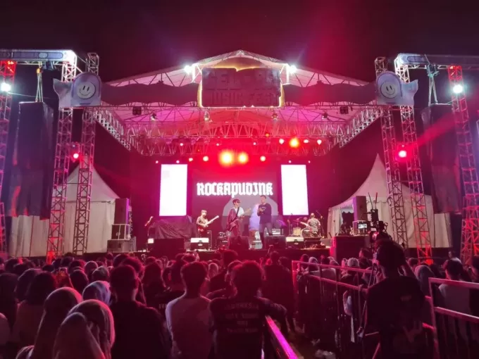 KONSER MUSIK: Gelora Music Fest di Lapangan Brimob Polda Kalsel, Banjarbaru, pada 6-7 Mei kemarin memicu kegaduhan di medsos. : FOTO SURIANSYAH FOR RADAR BANJARMASIN.