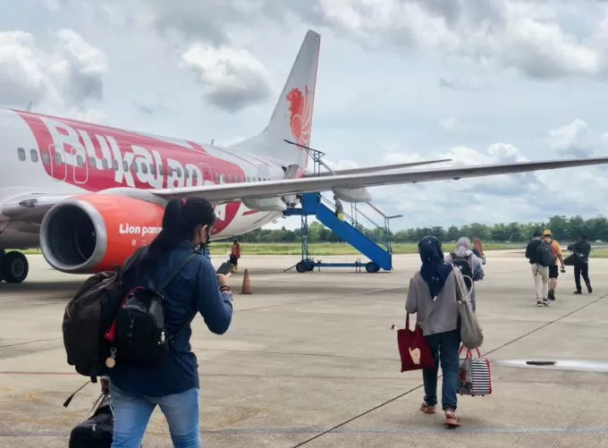 NAIK PESAWAT: Keberangkatan penumpang di Bandara Syamsuddin Noor Banjarmasin. Diketahui, tiket pesawat untuk rute menuju Banjarmasin kerap full booked dalam sepekan terakhir. (Foto: Tia/Radar Banjarmasin)