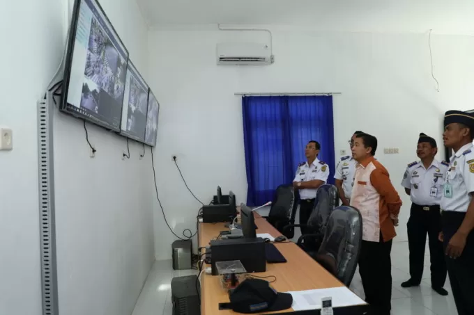 MEMANTAU: Wali Kota Banjarmasin Ibnu Sina memantau arus jalan raya dari Ruang Kontrol Lalu Lintas Dinas Perhubungan Kota Banjarmasin, beberapa waktu lalu.