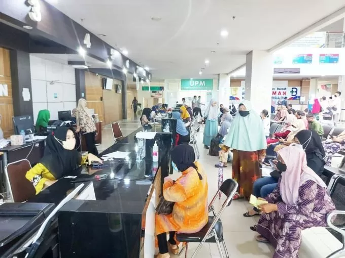 MENGANTRE : Warga Kota Banjarbaru memenuhi kursi antrean pelayanan kesehatan di RSD Idaman Banjarbaru (FOTO: FADLAN ZAKIRI/RADAR BANJARMASIN)