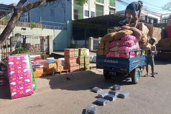 BELUM ADA SOLUSI: Deretan angkutan barang di kawasan Jalan Djok Mentaya, beberapa waktu lalu. | FOTO: WAHYU RAMADHAN/RADAR BANJARMASIN