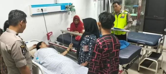 LUKA BERAT: Petugas medis di Rumah Sakit KH Mansyur memberikan pertolongan kepada para korban laka lantas di Desa Kintapura | Foto: Satlantas Polres Tala For Radar Banjarmasin