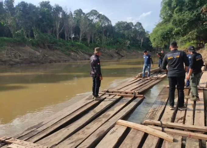 DISITA: Polhut Kalsel menemukan kayu-kayu tak bertuan di Desa Panaan Kabupaten Tabalong pada 17 Mei 2023. Meranti hasil penebangan liar itu sudah siap dibawa penebang lewat jalur sungai. | FOTO: DISHUT KALSEL