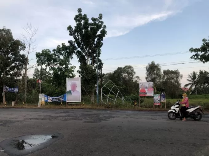 SEMRAWUT : Sejumlah spanduk yang bergambarkan wajah politisi di Banjarbaru, terpampang di Jalan Akses Bandara Internasional Syamsudin Noor. (FOTO: FADLAN ZAKIRI/RADAR BANJARMASIN)