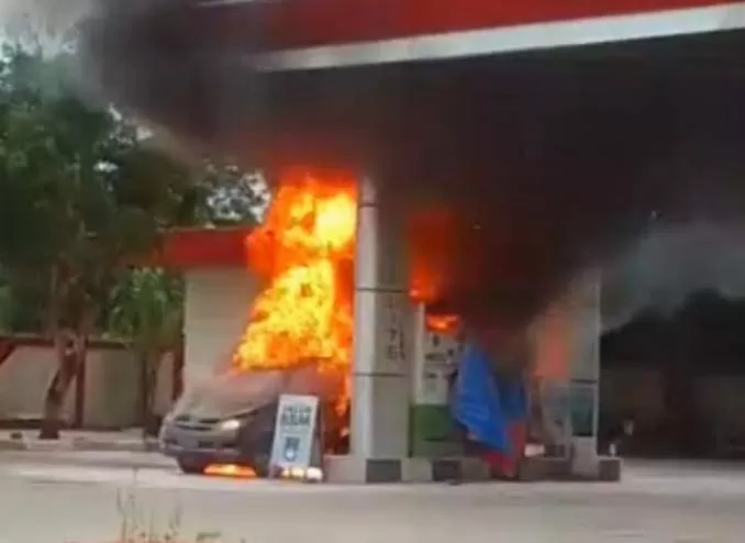 HANGUS: Satu mobil Toyota Kijang Innova hangus terbakar di APMS Pertamina Jalan Transmigrasi Km 5,5 Kecamatan Simpang Empat Kabupaten Tanah Bumbu, Jumat (26/5) sore. | FOTO: TANGKAPAN LAYAR VIDEO RELAWAN EMERGENCY