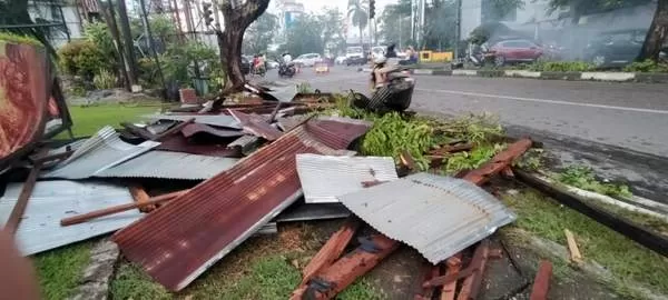 AWAS TERTIMPA: Pohon tumbang dan puing-puing bangunan berserakan setelah ditiup angin kencang di Banjarmasin, awal Mei tadi. | FOTO: MAULANA/RADAR BANJARMASIN