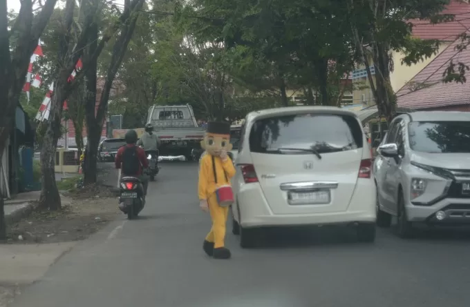 JADI PR: Badut jalanan di Kota Banjarmasin tidak hanya dilakoni oleh remaja dan orang tua, juga anak-anak. | FOTO: WAHYU RAMADHAN/RADAR BANJARMASIN
