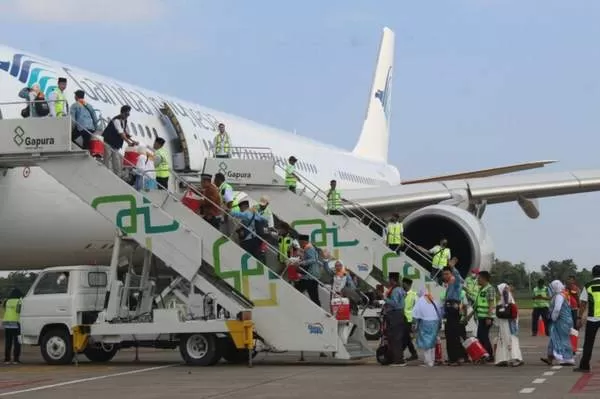 SEMOGA MABRUR: Kloter 1 Embarkasi Banjarmasin naik pesawat, terbang menuju Madinah dari Banjarbaru, Senin (29/5) sore. | FOTO: SUTRISNO/RADAR BANJARMASIN