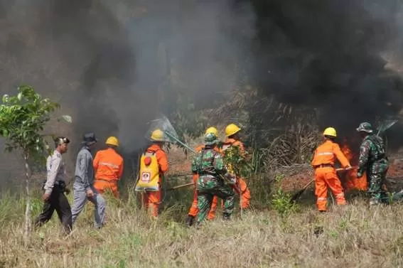 PADAMKAN API: Aparat gabungan dan relawan latihan memadamkan kebakaran hutan dan lahan. | FOTO; ENDANG SYARIFUDDIN/RADAR BANJARMASIN