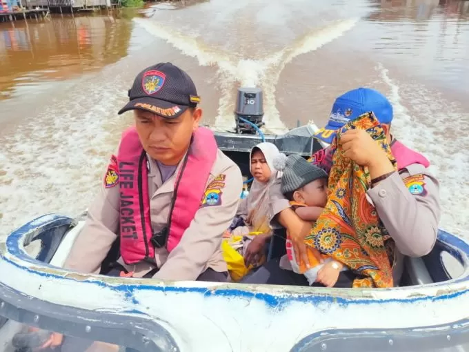 SIGAP: Tiga personel Satpolairud membawa pasien anak yang mengalami kejang-kejang ke RSUD Ansari Saleh Banjarmasin menggunakan speed boat. | Foto: Polairud For Radar Banjarmasin