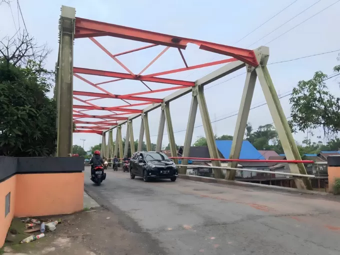 DIPERBAIKI: Akses menuju Pelaihari terpaksa harus ditutup karena Jembatan Sungai Maluka harus mendapat perbaikan (GRUP EMERGENCY BANJARBARU)