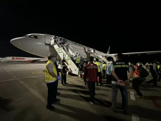 PULANG: Jemaah haji Kloter 1 Debarkasi Banjarmasin tiba di Bandara Syamsudin Noor di Banjarbaru, Senin (10/7) dini hari. | FOTO: HUMAS BANDARA SYAMSUDIN NOOR