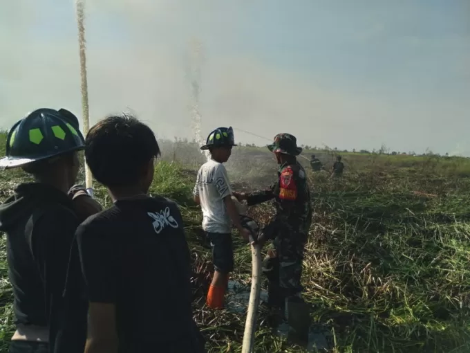 DIPADAMKAN: Kebakaran hutan dan lahan kembali terjadi di Hulu Sungai Tengah. BPBD Relawan dan TNI-POLRI gotong royong memadamkan. | FOTO: KODIM FOR RADAR BANJARMASIN