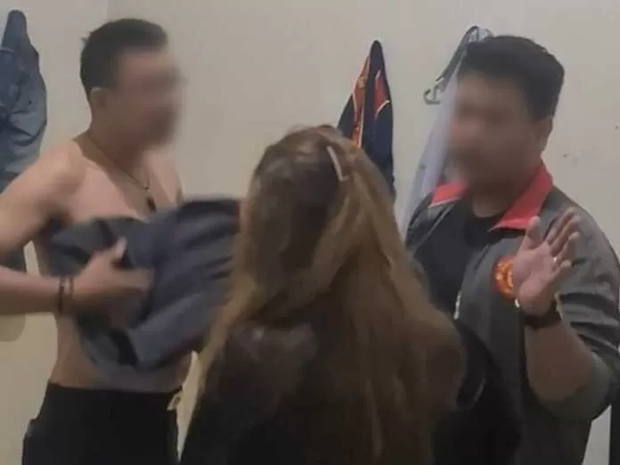 KETAHUAN: Foto suasana penggerebekan dugaan perselingkuhan seorang ASN Pemko Banjarbaru berinisial J dengan seorang wanita di salah satu indekos sekitar Bandara Syamsudin Noor, viral di medsos.(GRUP WA)