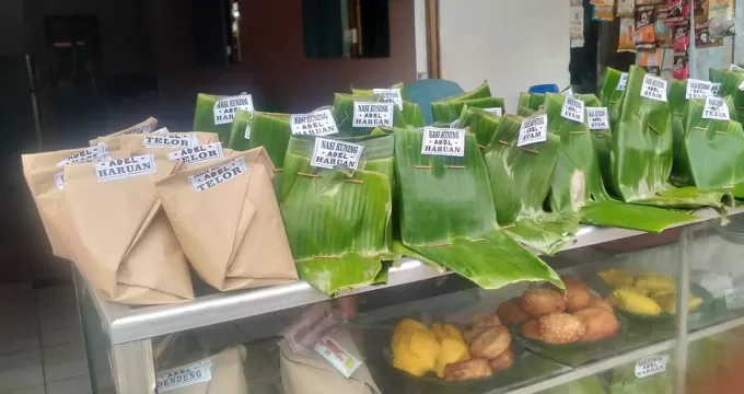 Ilustrasi pedagang nasi kuning 