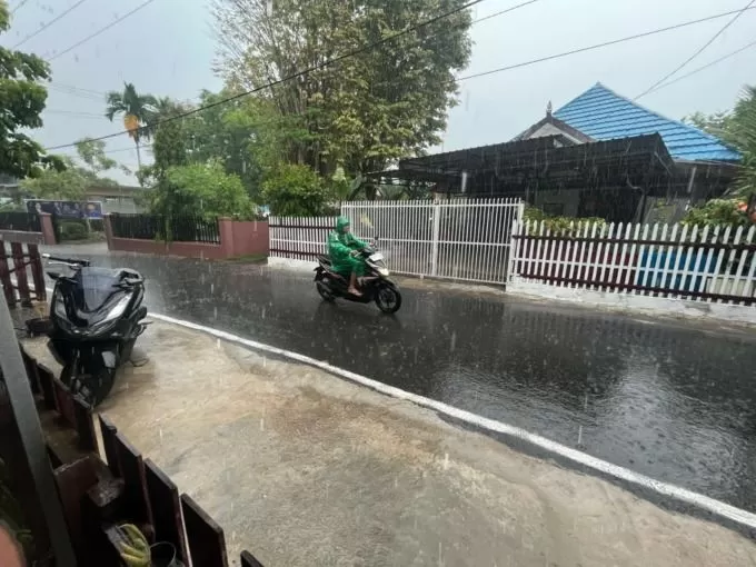 SANGAT DITUNGGU: Hujan lebat terjadi di kawasan Antasan Kecil Barat, Banjarmasin Tengah, kemarin. Turunnya hujan diharapkan mengurangi dampak karhutla dan kekeringan di Kalsel. | FOTO: M OSCAR FRABY/RADAR BANJARMASIN