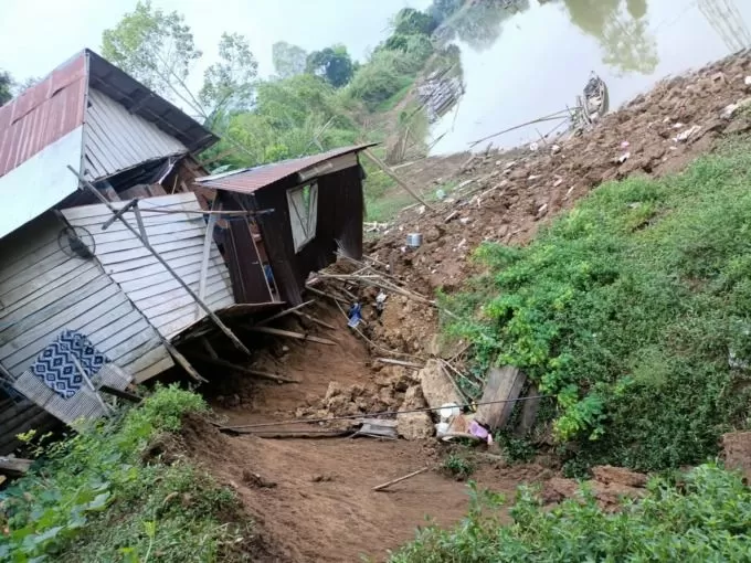 FENOMENA: Rumah warga Desa Murung Karangan RT 03 Kecamatan Amuntai Utara yang ambles akibat longsor tebing sungai. | Foto: Akbar/Radar Banjarmasin