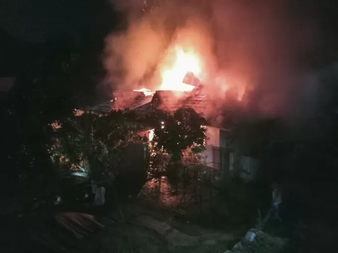 KEBAKARAN: Kebakaran terjadi di Asrama Polres Balangan, Desa Haur Batu, Minggu (15/10) malam. | foto: Emergency Balangan