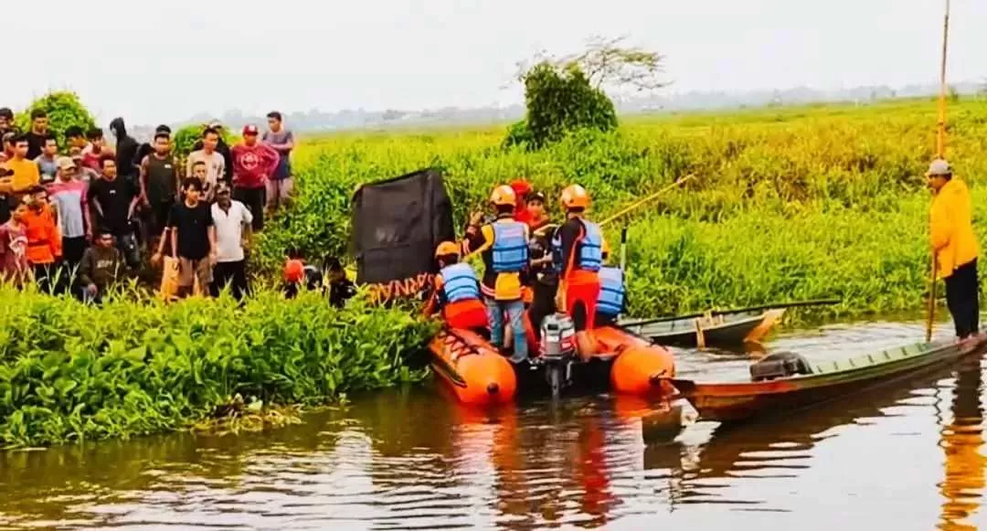 DITEMUKAN: Tim SAR dan Tim TRC BPBD HSU dan relawan, menemukan jasad Asmuni warga Desa Datu Kuning, Kabupaten HSU. ((Foto: Akbar/Radar Banjarmasin))