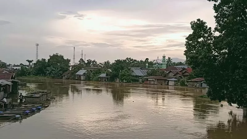 NAIK: Sungai Balangan dan Tabalong bertemu di percabangan Sungai Negara di Kabupaten HSU, alami peningkatan debit air, Minggu (17/12). (Foto: M.Akbar/Radar Banjarmasin)