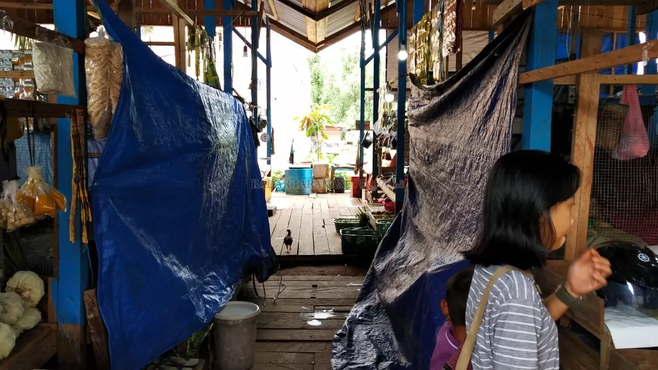 TAMPAK SEPI: Susana Pasar Induk Imbayud Taka kemarin (1/1). Sebagian kios masih tutup atau tidak berjualan kemarin. FOTO: RIKO/ RADAR TARAKAN