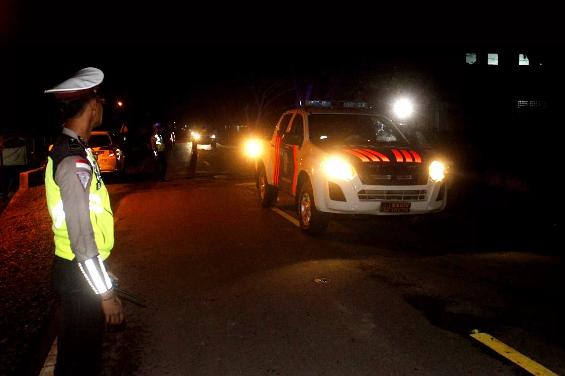PENGAMANAN: Petugas Satlantas Polres Malinau saat mengatur lalulintas pada perayaan malam tahun baru. FOTO: SATLANTAS POLRES MALINAU UNTUK RADAR TARAKAN