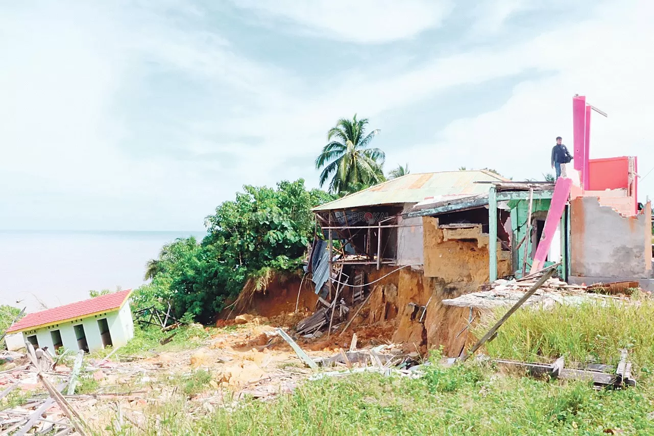 AMBRUK: Kondisi rumah di Desa Tanjung Aru, Kecamatan Sebatik, yang pernah ambruk akibat abrasi.