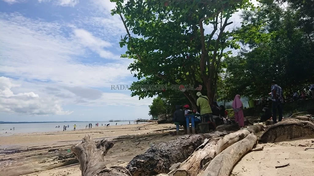 RAMAI PENGUNJUNG: Memanfaatkan waktu libur, Pantai Ecing masih menjadi lokasi favorit masyarakat Nunukan. FOTO: RIKO ADITYA/RADAR NUNUKAN