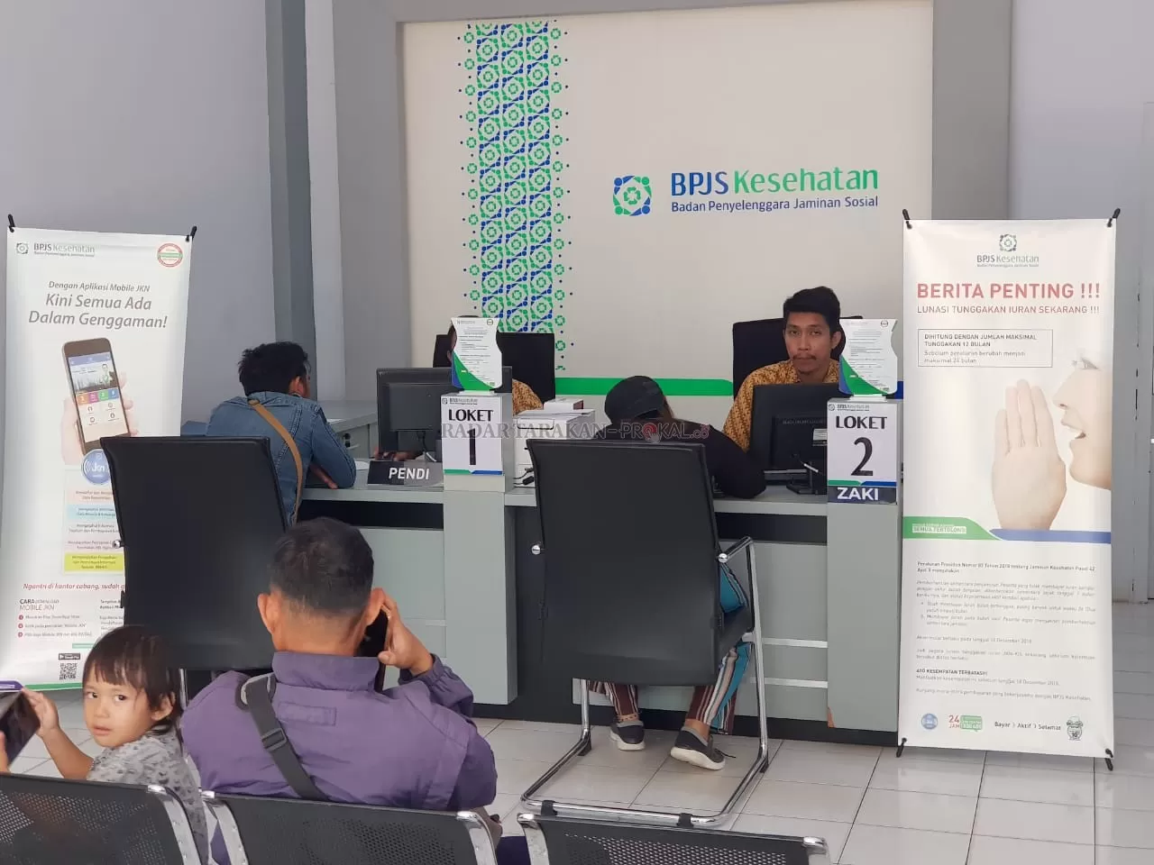 IURAN NAIK: Aktivitas sejumlah peserta BPJS Kesehatan Nunukan saat mengurus dokumen di Kantor BPJS Kesehatan Nunukan, Selasa (7/1)