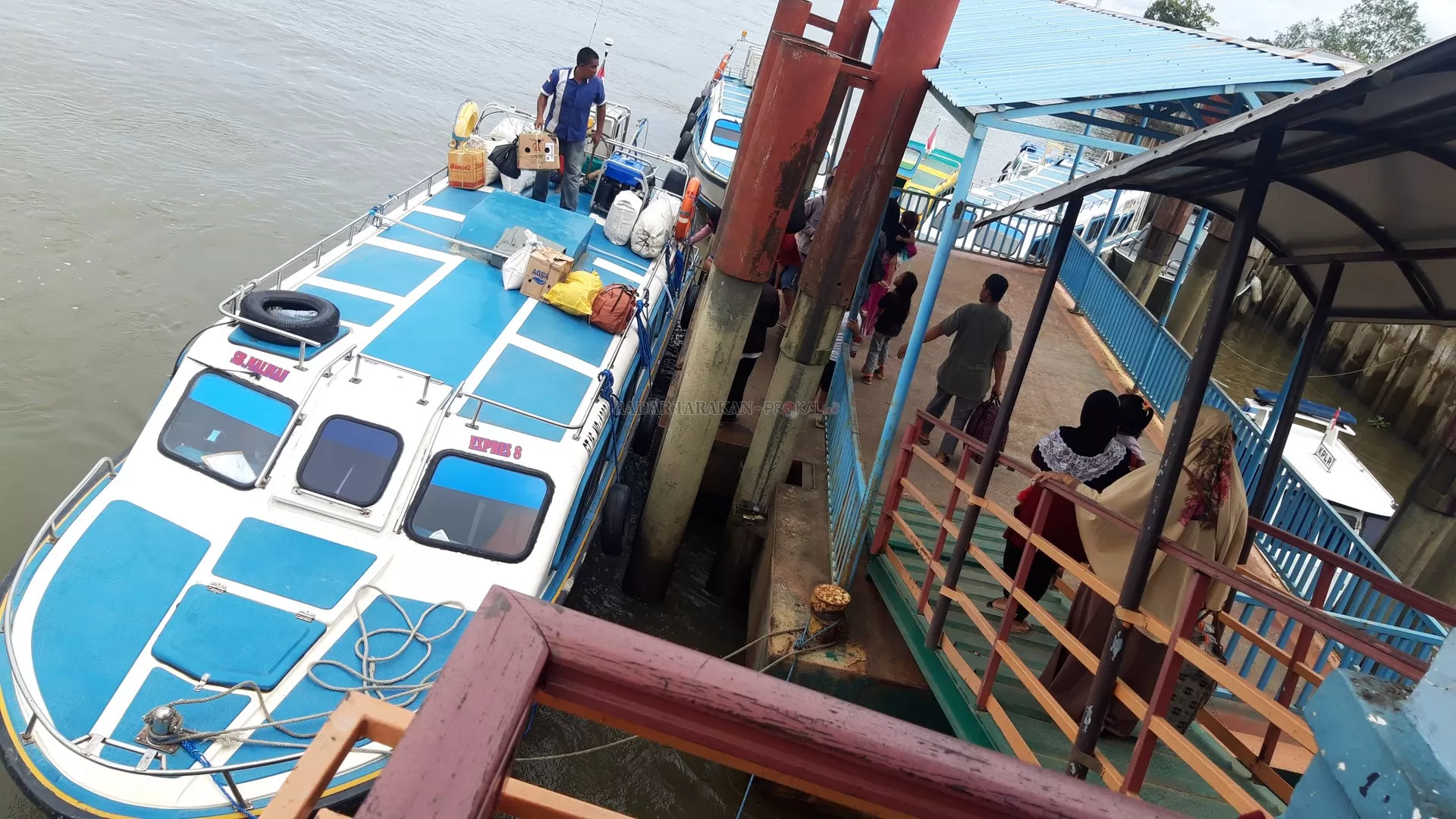 MELAYANI LAGI: Tampak Speedboat Malinau Express saat sandar dan memuat penumpang tujuan Tarakan di Pelabuhan Speedboat Malinau, Selasa (7/1).
