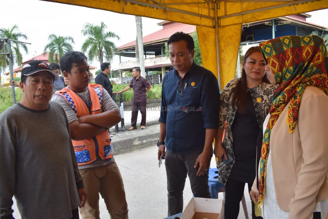 SIDAK: Anggota DPRD Bulungan melihat langsung proses pemungutan retribusi parkir di Pasar Induk.
