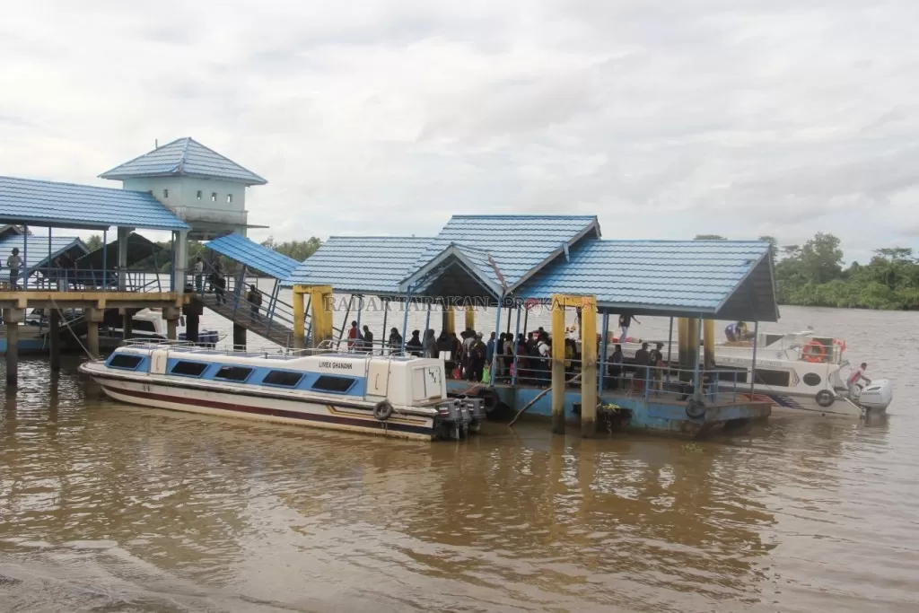 TIDAK BERLAYAR: Delapan speedboat reguler sejak tiga hari terakhir tidak lagi beroperasi mengangkut penumpang. Tampak aktivitas di Pelabuhan Kayan II, Tanjung Selor. FOTO: PIJAI PASARIJA/RADAR KALTARA