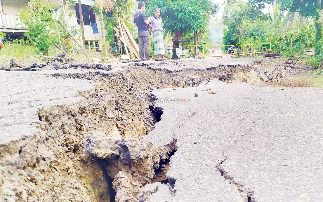 AKSES DITUTUP: Badan jalan di wilayah RT 04 Kelurahan Mamburungan, Tarakan Timur ditutup sementara hingga ada perbaikan jalan. FOTO: IFRANSYAH/RADAR TARAKAN