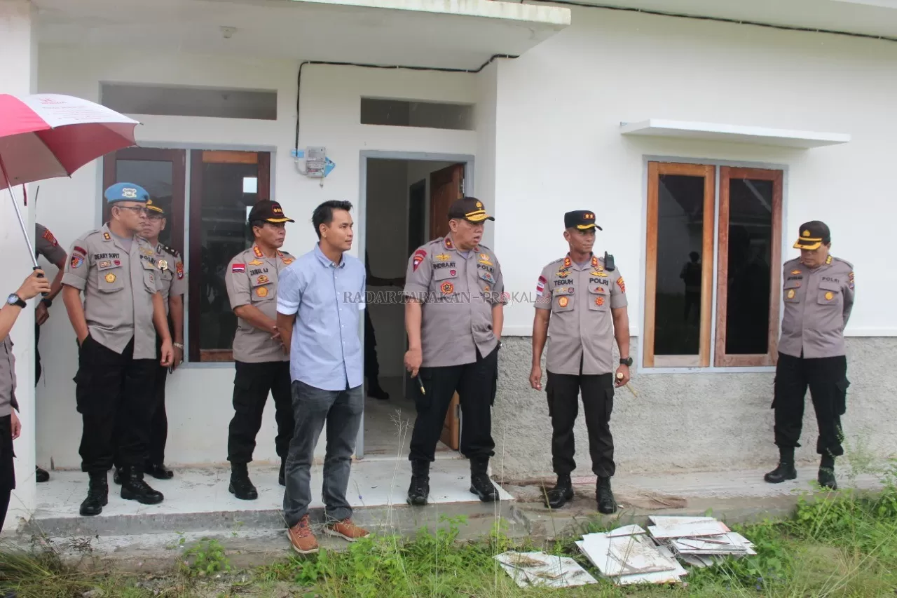 TINJAU LANGSUNG: Kapolda Kaltara Brigjen Indrajit mengunjungi langsung komplek perumahan KPR/anggota Polri Nunukan, di Jalan Sedadap, Nunukan Selatan, Senin (13/1).